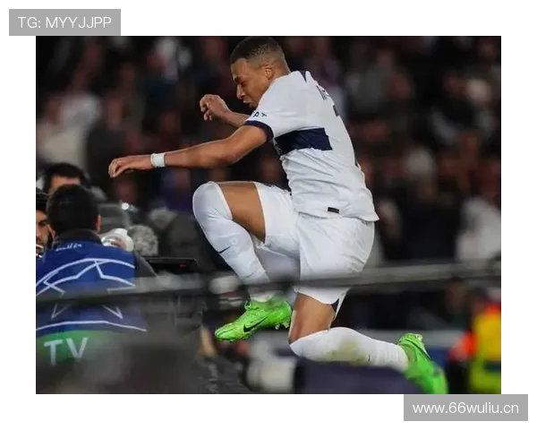 姆巴佩戴帽闪耀全场社媒晒最佳奖杯与比赛用球合影 姆巴佩戴帽闪耀全场社媒晒最佳奖杯与比赛用球合影